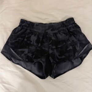 Lululemon 2.5 inch hotty hot shorts in black camo size 4